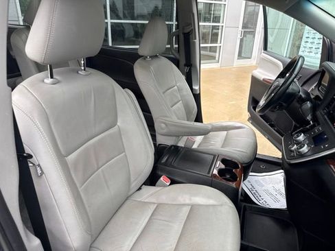 Used 2017 Toyota Sienna Limited AWD/4WD image 37