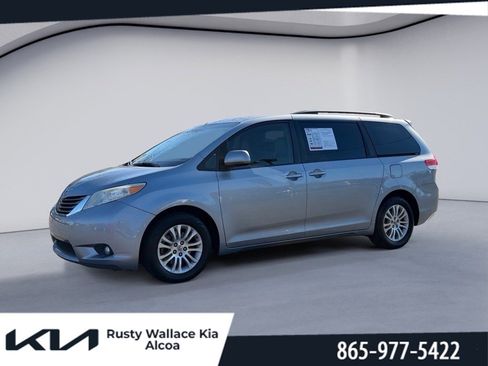 Used 2013 Toyota Sienna XLE image 1