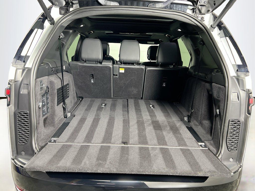 Certified 2025 Land Rover Discovery Metropolitan Edition AWD/4WD image 28