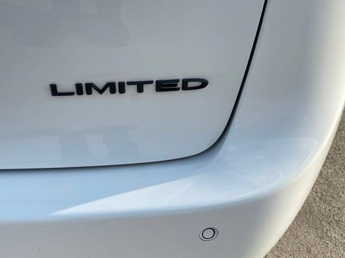 Used 2026 Chrysler Pacifica Limited w/ S Appearance Package FWD image 6