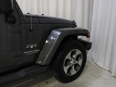 Used 2018 Jeep Wrangler Unlimited Sahara w/ Dual Top Group AWD/4WD image 25
