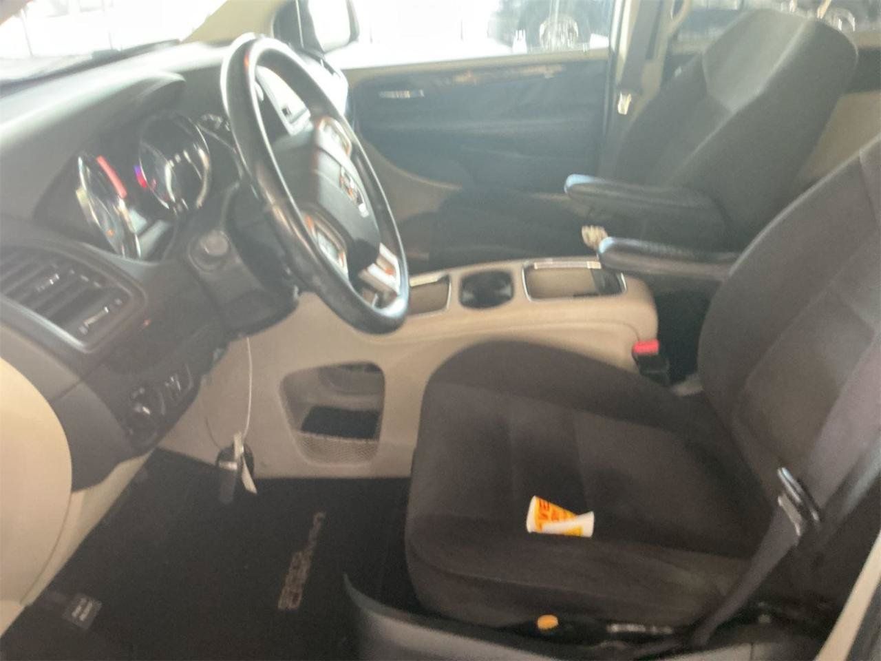 Used 2016 Dodge Grand Caravan SXT w/ Rear Park Assist Package FWD image 12