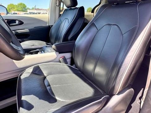 Used 2023 Chrysler Pacifica Limited FWD image 11