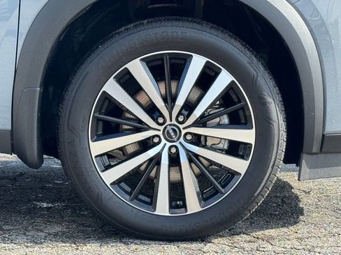 Used 2024 Nissan Pathfinder Platinum image 3