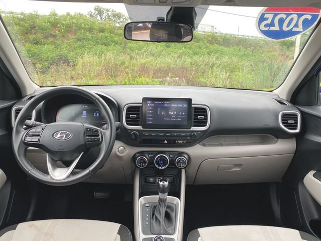 Used 2025 Hyundai Venue SEL FWD image 20