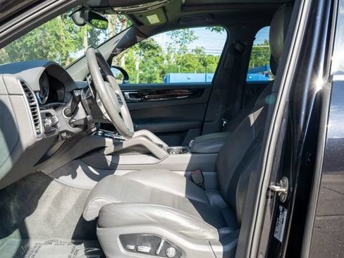 Used 2020 Porsche Cayenne w/ Premium Package AWD/4WD image 18