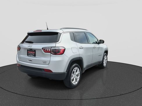 Used 2024 Jeep Compass Latitude image 8