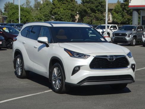 New 2026 Toyota Highlander Platinum image 2