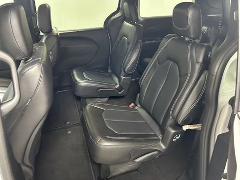 Used 2025 Chrysler Pacifica Select FWD image 14