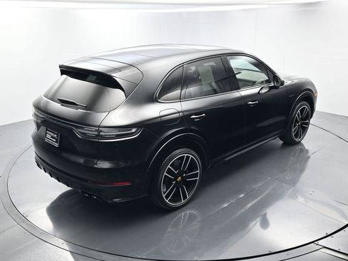 Certified 2022 Porsche Cayenne Turbo S AWD/4WD image 41