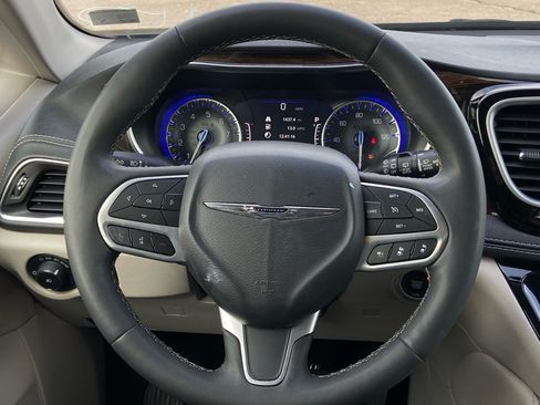 Used 2023 Chrysler Pacifica Limited FWD image 19