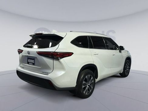 Used 2022 Toyota Highlander XLE AWD/4WD image 2