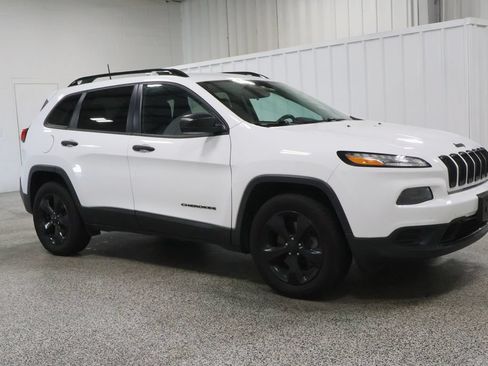 Used 2017 Jeep Cherokee Sport AWD/4WD image 2
