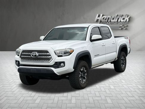 Used 2017 Toyota Tacoma TRD Off-Road w/ Tow Package (A/T) AWD/4WD image 5