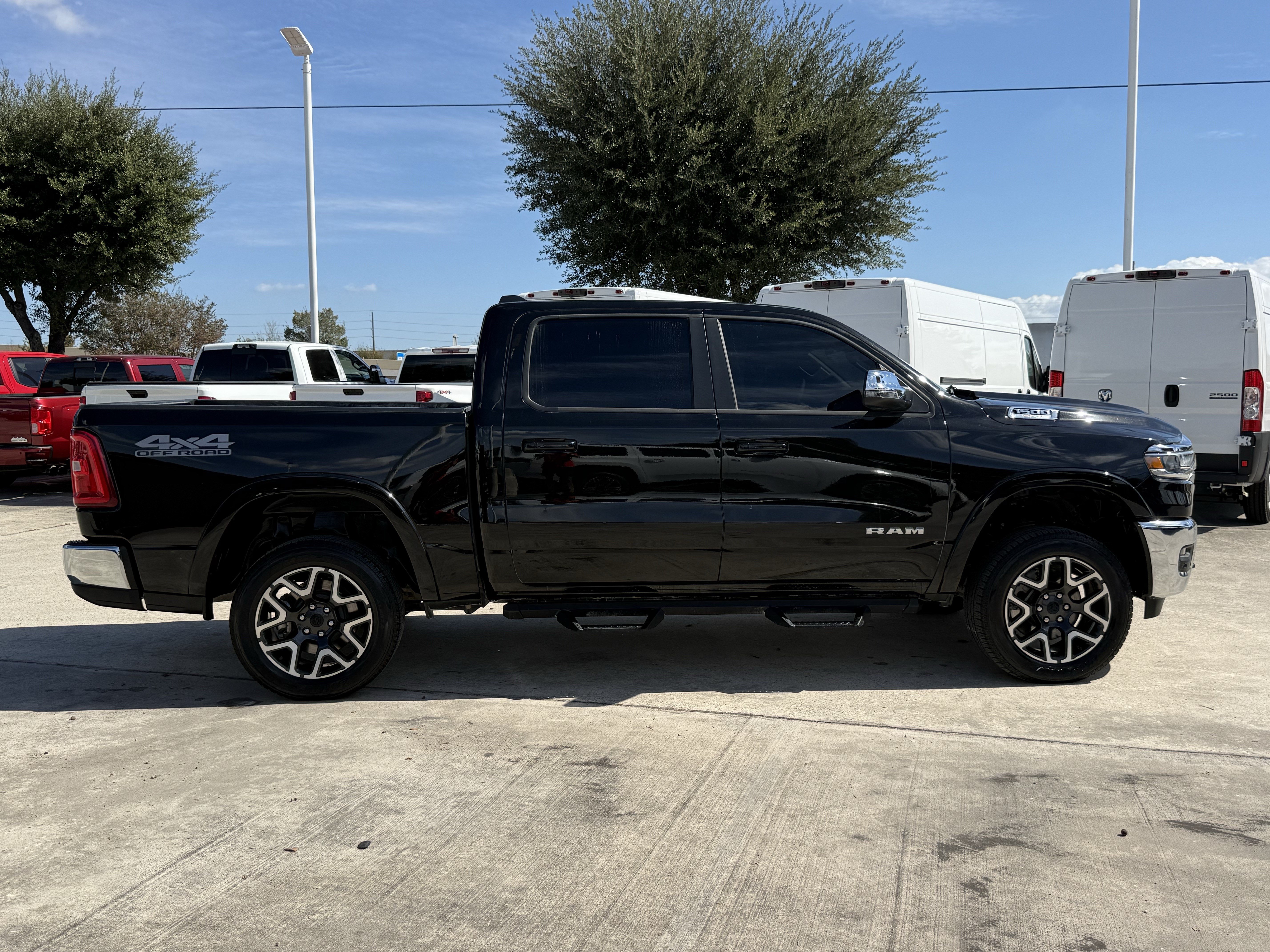 Used 2025 RAM 1500 Laramie w/ Off Road Group AWD/4WD image 3