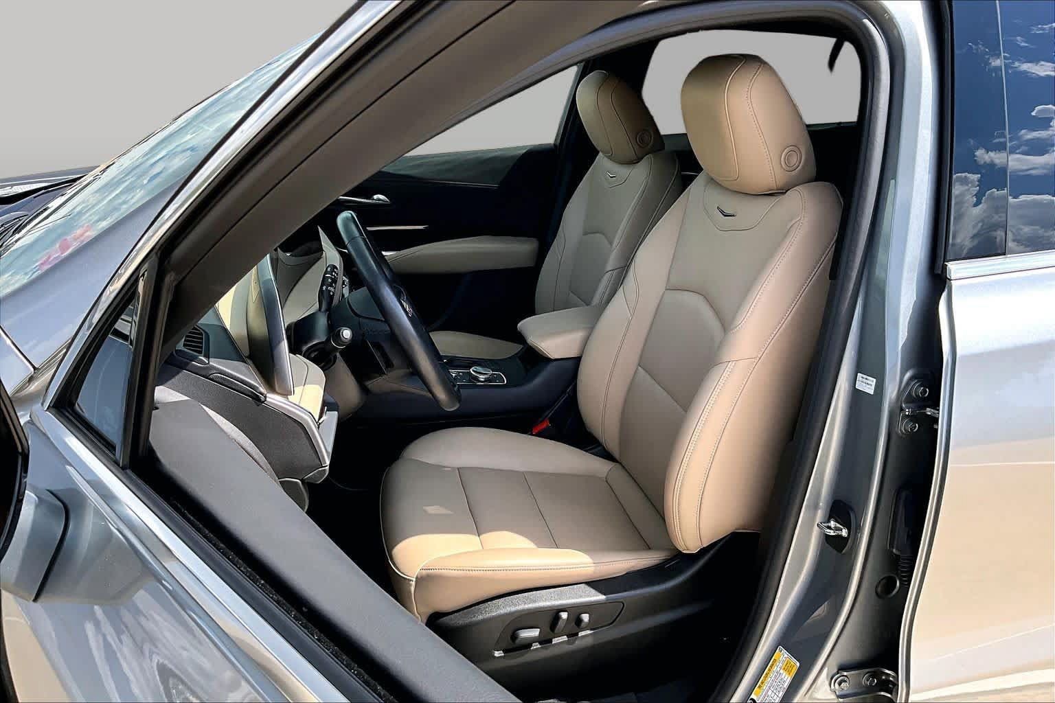 Used 2024 Cadillac XT4 Luxury w/ Cold Weather Package FWD image 8