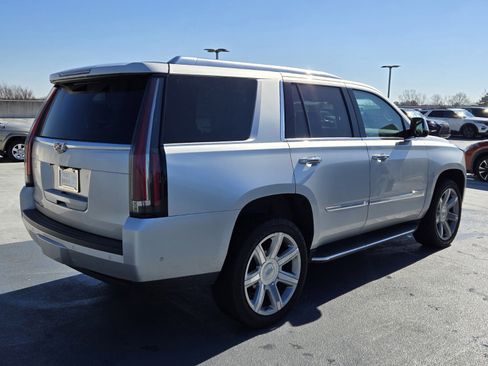 Used 2020 Cadillac Escalade Luxury image 3