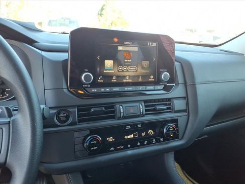 Used 2025 Nissan Pathfinder S image 9