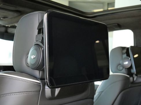 Used 2025 Cadillac Escalade ESV V AWD/4WD image 16