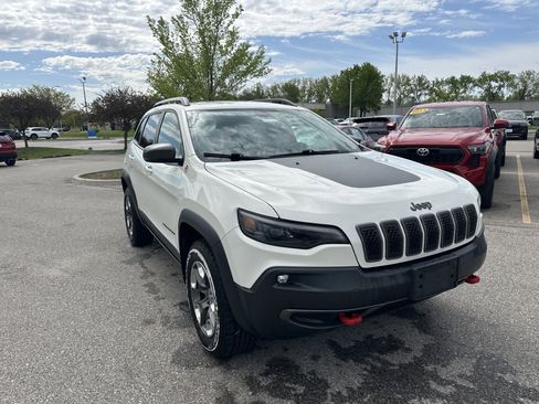 Used 2019 Jeep Cherokee Trailhawk w/ Comfort/Convenience Group AWD/4WD image 2