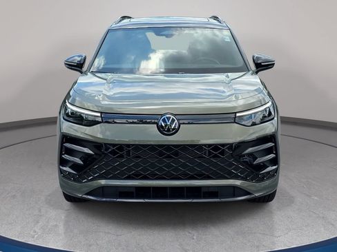 Used 2025 Volkswagen Tiguan SE R-Line AWD/4WD image 2