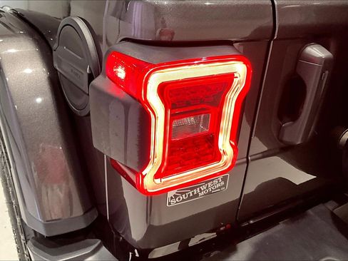 Used 2022 Jeep Wrangler Unlimited Rubicon w/ LED Lighting Group image 21