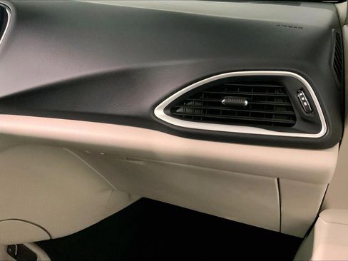 Used 2023 Chrysler Pacifica Touring-L FWD image 16