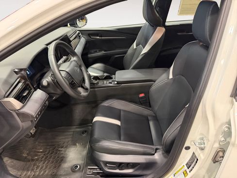 Used 2025 Toyota Camry SE FWD image 10