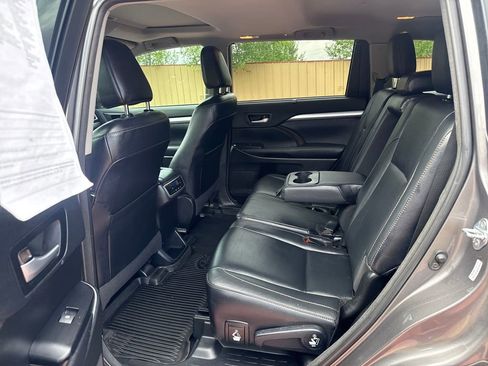 Used 2017 Toyota Highlander XLE AWD/4WD image 22