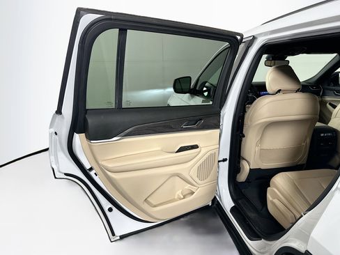 Used 2023 Jeep Grand Cherokee L Limited AWD/4WD image 27