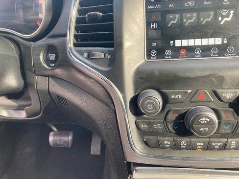 Used 2020 Jeep Grand Cherokee Laredo image 20