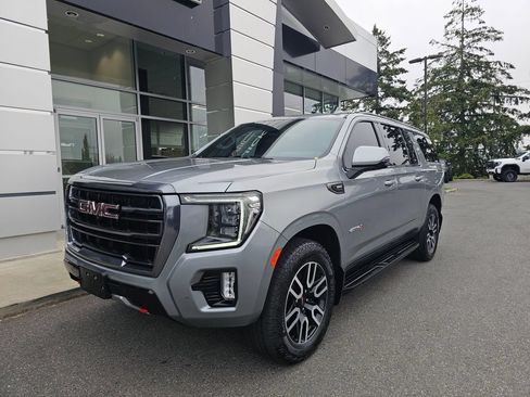 Used 2024 GMC Yukon XL AT4 w/ Technology Package AWD/4WD image 3