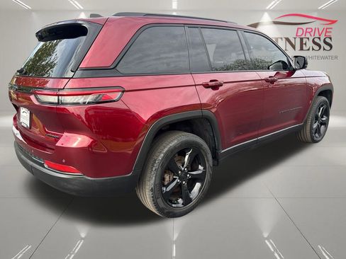 Used 2023 Jeep Grand Cherokee Limited w/ Black Appearance Package AWD/4WD image 9
