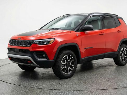 Used 2025 Jeep Compass Trailhawk AWD/4WD image 3