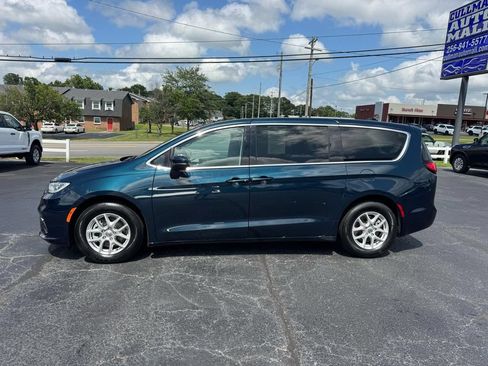 Used 2023 Chrysler Pacifica Touring-L FWD image 2