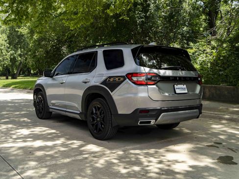 Used 2024 Honda Pilot Touring image 7