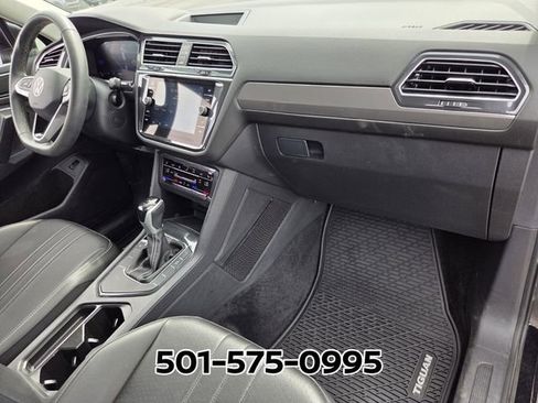 Used 2024 Volkswagen Tiguan SE w/ Panoramic Sunroof Package FWD image 19
