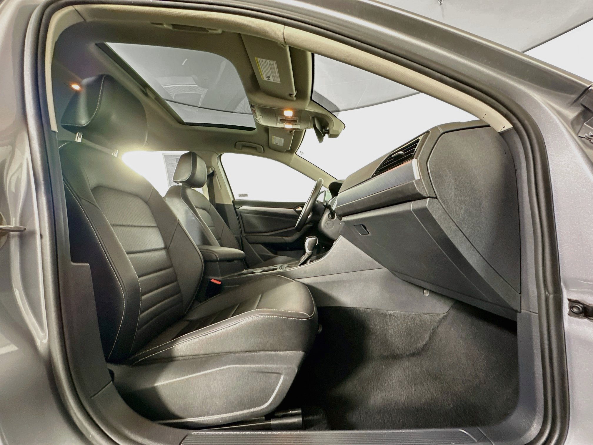 Used 2024 Volkswagen Jetta SE FWD image 32