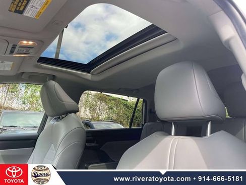 Used 2023 Toyota Highlander XLE AWD/4WD image 19
