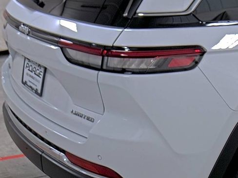 Used 2023 Jeep Grand Cherokee Limited w/ Luxury Tech Group II image 13