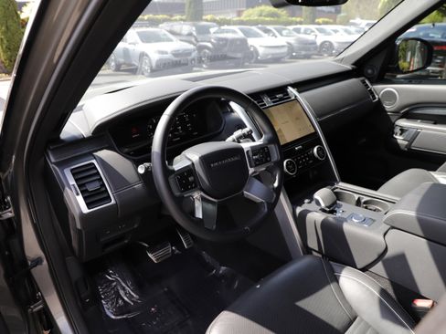 Certified 2023 Land Rover Discovery Metropolitan Edition AWD/4WD image 18