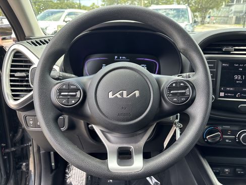 Used 2025 Kia Soul LX FWD image 11