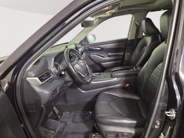 Used 2022 Toyota Highlander XLE FWD image 12