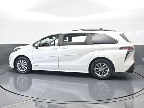 Used 2021 Toyota Sienna XLE image 3