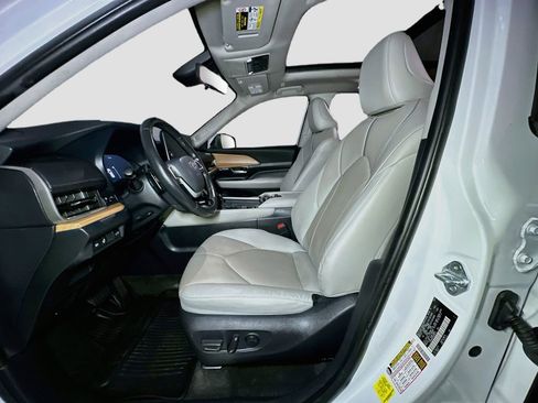 Used 2024 Toyota Grand Highlander AWD image 17