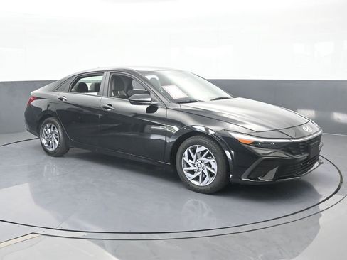 Used 2024 Hyundai Elantra SEL image 8