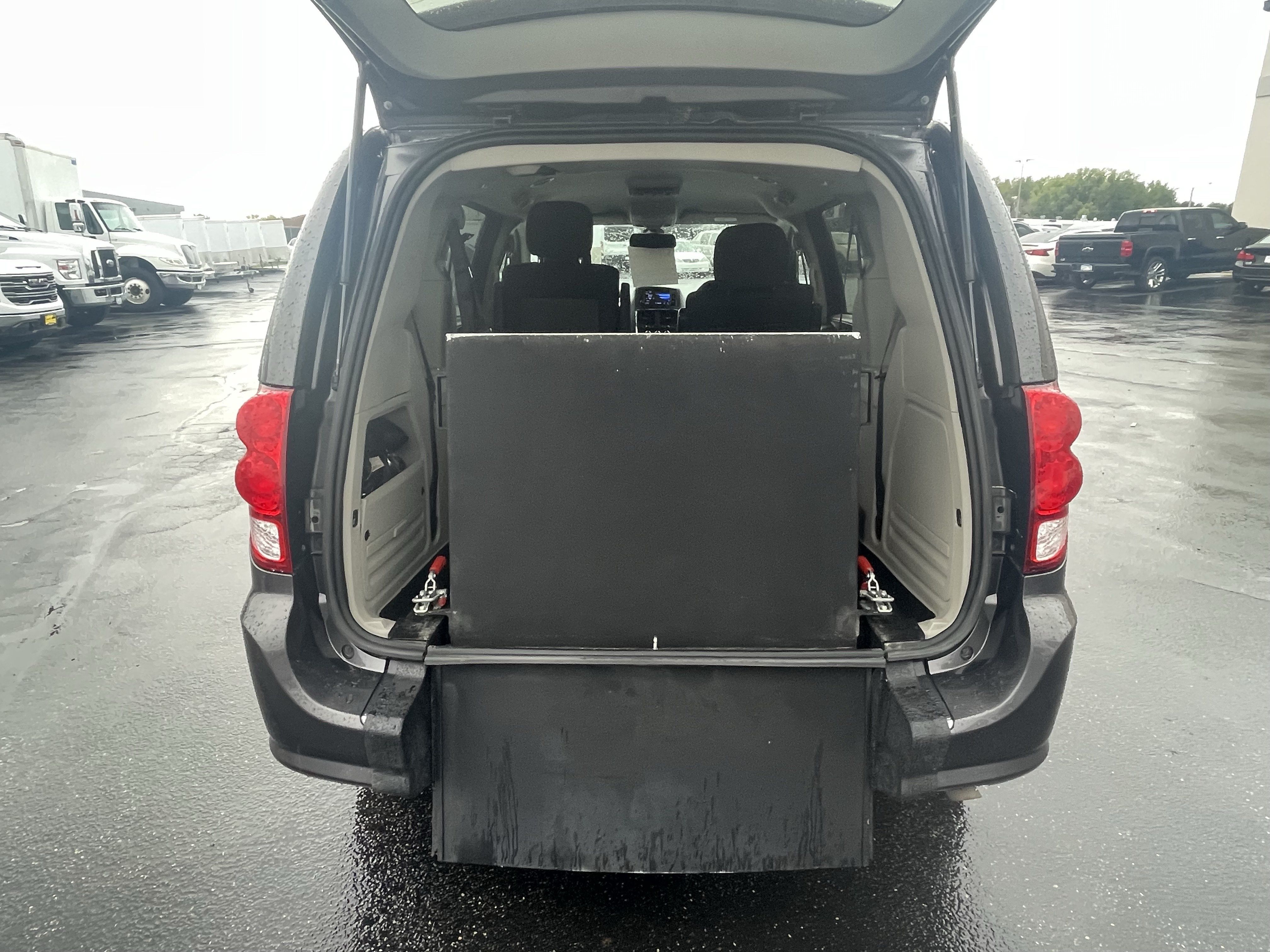 Used 2020 Dodge Grand Caravan SE FWD image 9