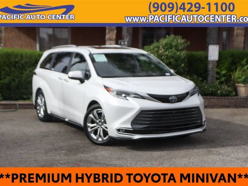 Used 2023 Toyota Sienna Platinum FWD image 1