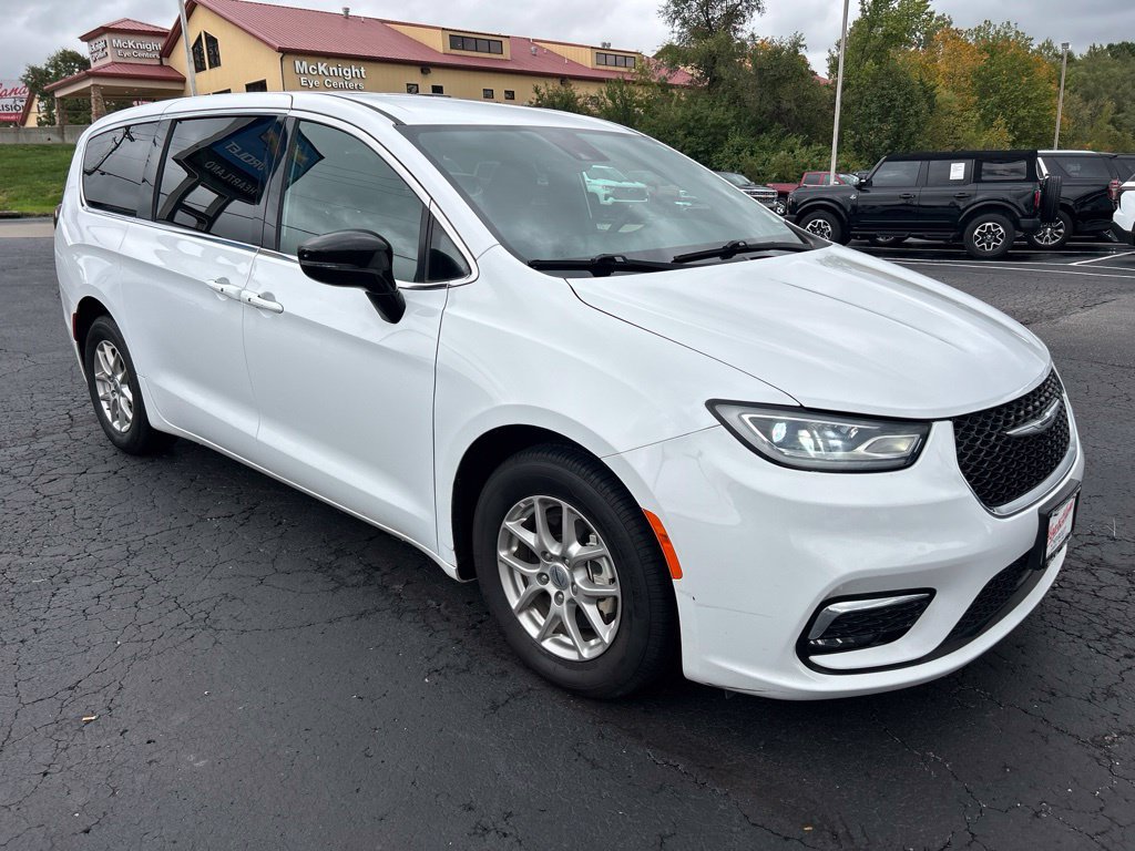 Used 2025 Chrysler Pacifica Select FWD image 3