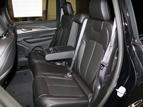 New 2025 Jeep Grand Cherokee Limited w/ Luxury Tech Group II image 28